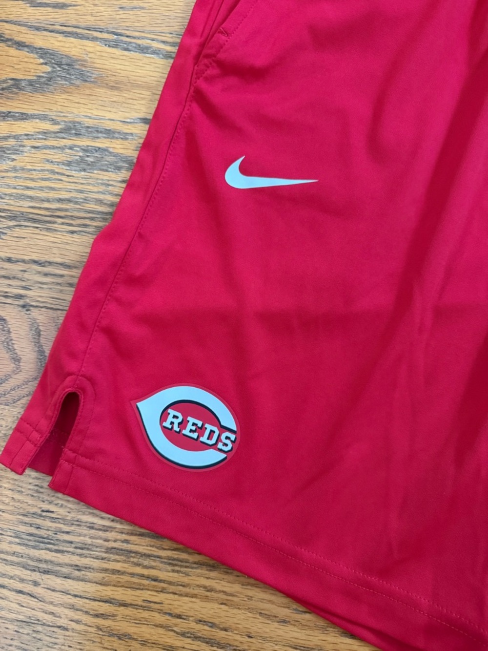 Nike Women’s Red Cincinnati Reds Performance Shorts - Picture 2 of 6